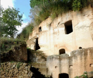 Gite sorprendenti-Grotte di Zungri-abitazioni su due livelli